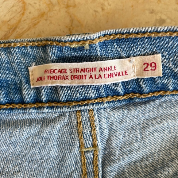 Lightwash high waisted Levi's cut off shorts - Picture 5 of 6